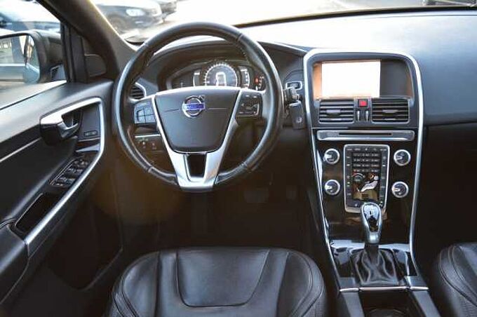 Volvo XC60 D4 Geartronic Summum *Pano+WR Alu+Leder+AHK* 