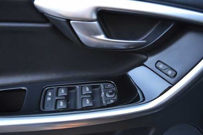 Volvo XC60 D4 Geartronic Summum *Pano+WR Alu+Leder+AHK* 