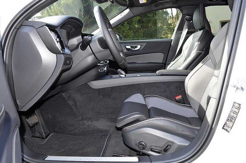 Volvo V60 B4 Geartronic Plus Dark *5 Pakete+Pano+Harman+360* B4 Geartronic Plus Dark *5 Pakete+Pano+Harman+360*