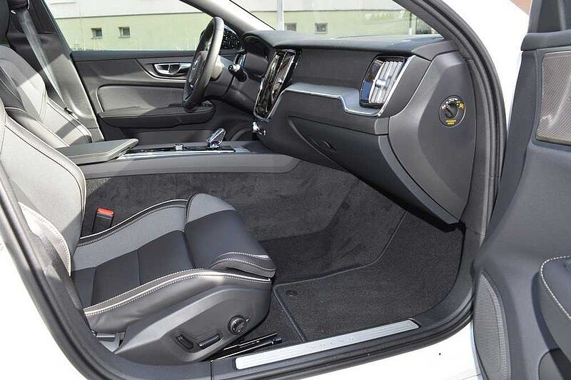 Volvo V60 B4 Geartronic Plus Dark *5 Pakete+Pano+Harman+360* B4 Geartronic Plus Dark *5 Pakete+Pano+Harman+360*