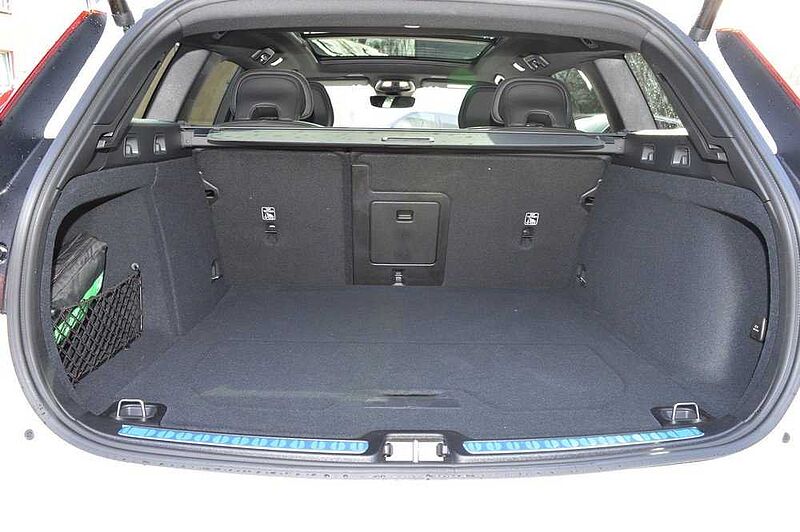 Volvo V60 B4 Geartronic Plus Dark *5 Pakete+Pano+Harman+360* B4 Geartronic Plus Dark *5 Pakete+Pano+Harman+360*