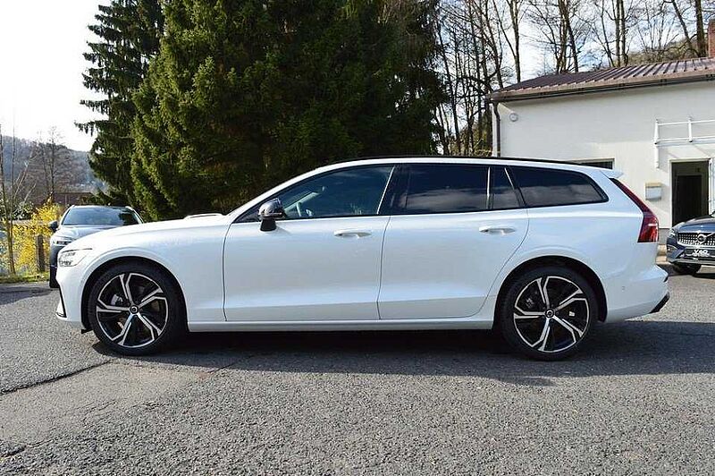 Volvo V60 B4 Geartronic Plus Dark *5 Pakete+Pano+Harman+360* B4 Geartronic Plus Dark *5 Pakete+Pano+Harman+360*