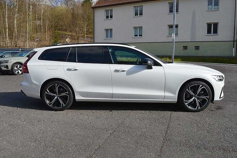 Volvo V60 B4 Geartronic Plus Dark *5 Pakete+Pano+Harman+360* B4 Geartronic Plus Dark *5 Pakete+Pano+Harman+360*