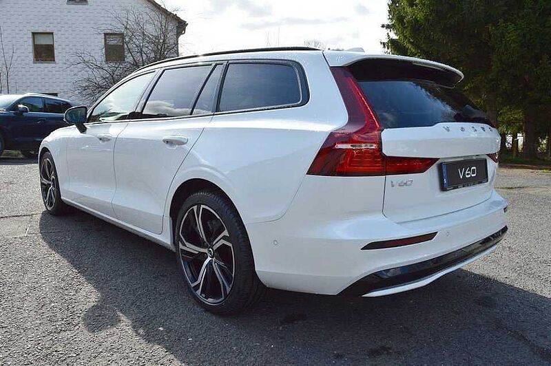 Volvo V60 B4 Geartronic Plus Dark *5 Pakete+Pano+Harman+360* B4 Geartronic Plus Dark *5 Pakete+Pano+Harman+360*