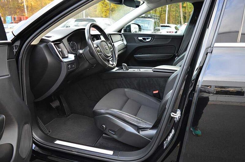 Volvo XC60 B5 AWD Geartronic Momentum Pro *LED+WR+AHK*