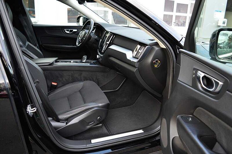 Volvo XC60 B5 AWD Geartronic Momentum Pro *LED+WR+AHK*