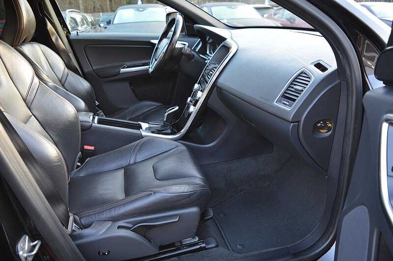 Volvo XC60 D4 Geartronic Summum *Pano+WR Alu+Leder+AHK*