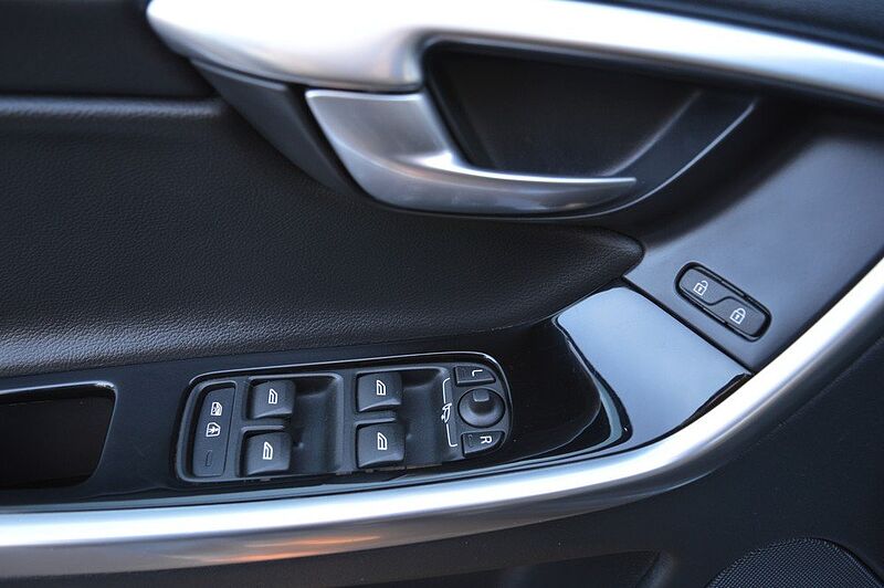 Volvo XC60 D4 Geartronic Summum *Pano+WR Alu+Leder+AHK*