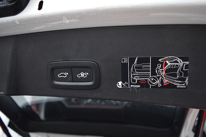 Volvo XC40 P8 AWD Recharge Twin R-Design *Pano+360+H&K*